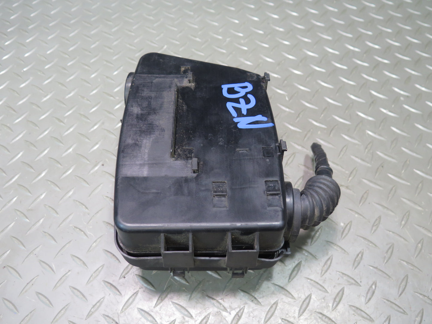 06-08 BMW E86 E85 Z4 N52 3.0L Power Distribution Fuse Relay Box w Housing OEM