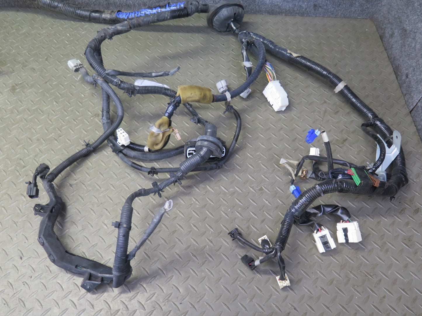 2007 Nissan 350Z Z33 VQ35HR M/T Engine Bay Wire Wiring Harness w Fuse Box OEM