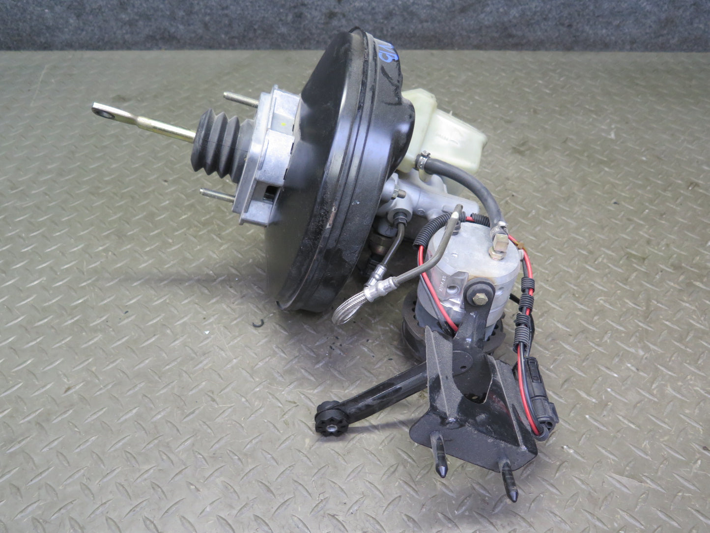 2001 BMW E46 330ci Brake Master Cylinder Booster Fluid Reservoir w DSC Pump OEM