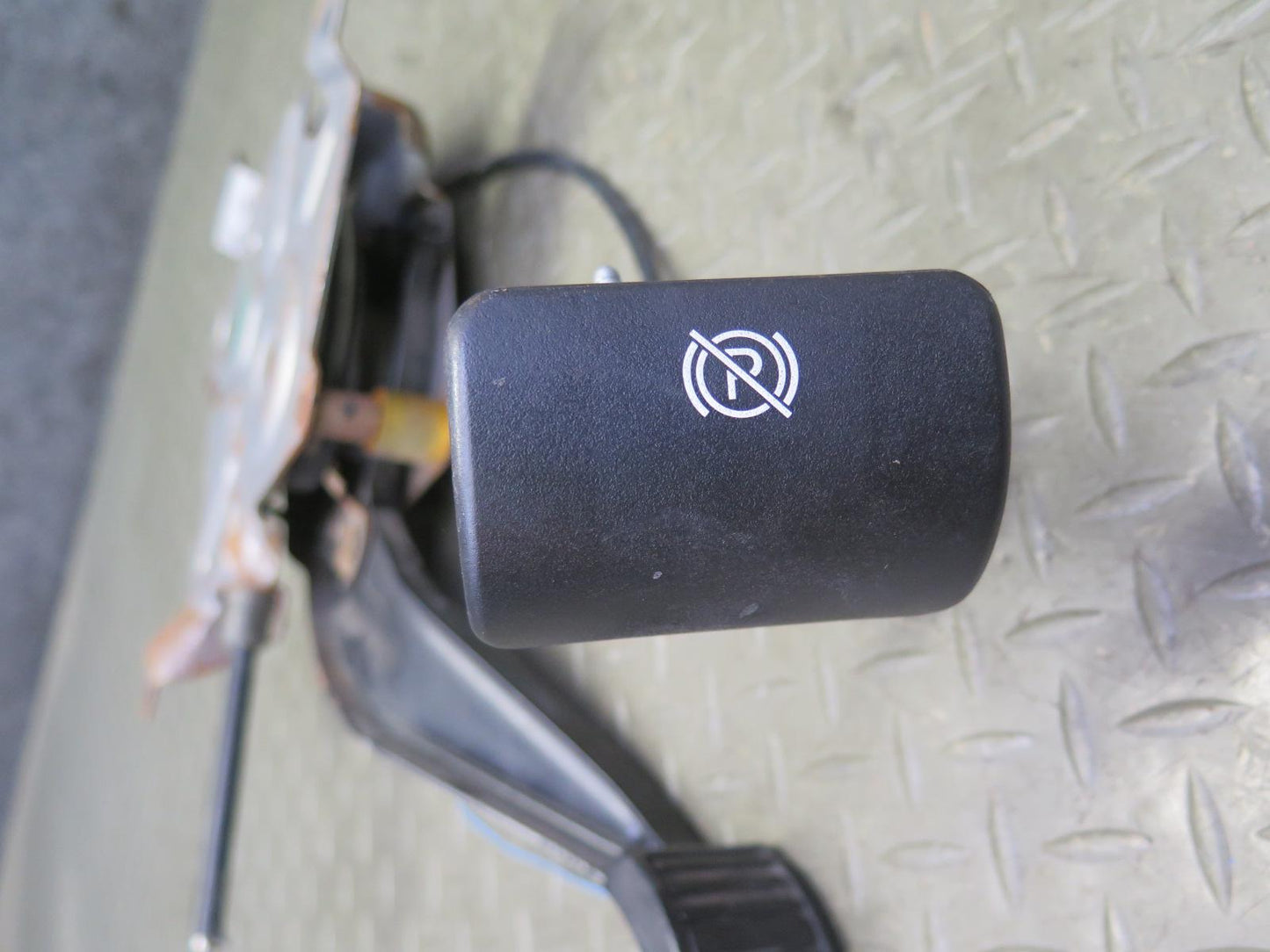 2003-2005 Hummer H2 Manual Emergency Parking Brake Stop Pedal