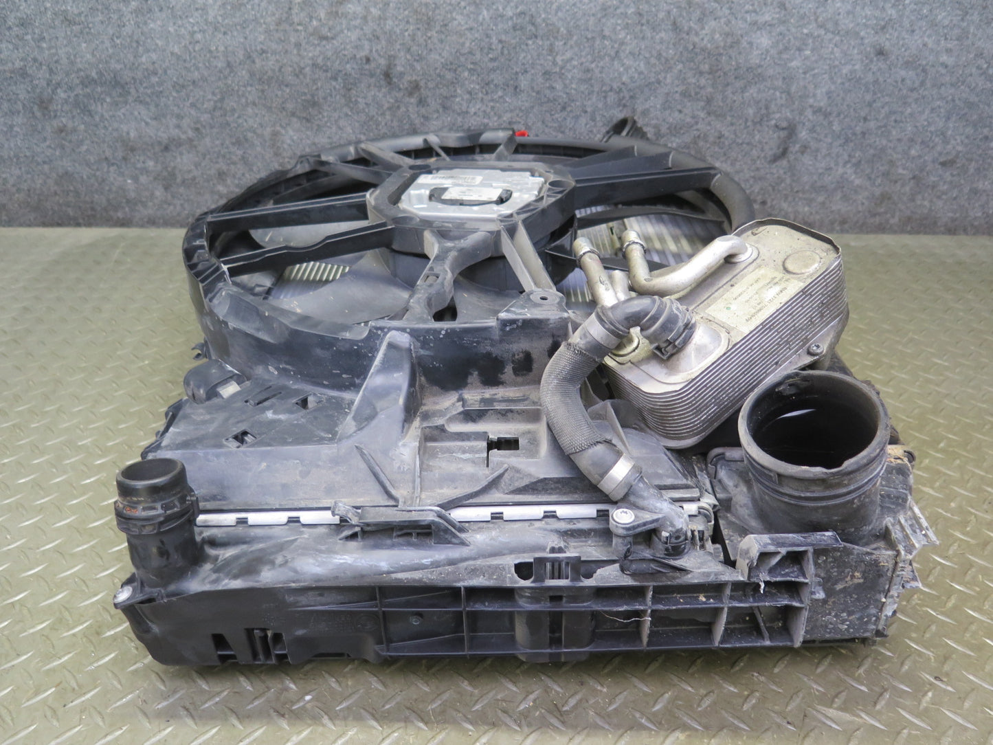 2011 BMW E89 Z4 N54 A/T DCT Engine Radiator Condenser Fan Shroud Oil Cooler Assy
