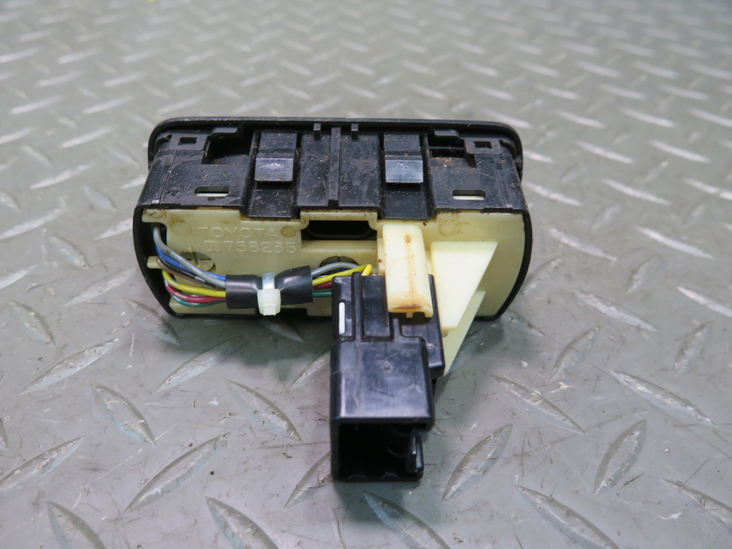 2003-2007 Lexus UZJ100L LX470 Ride Drive Suspension Control Shock Height Switch