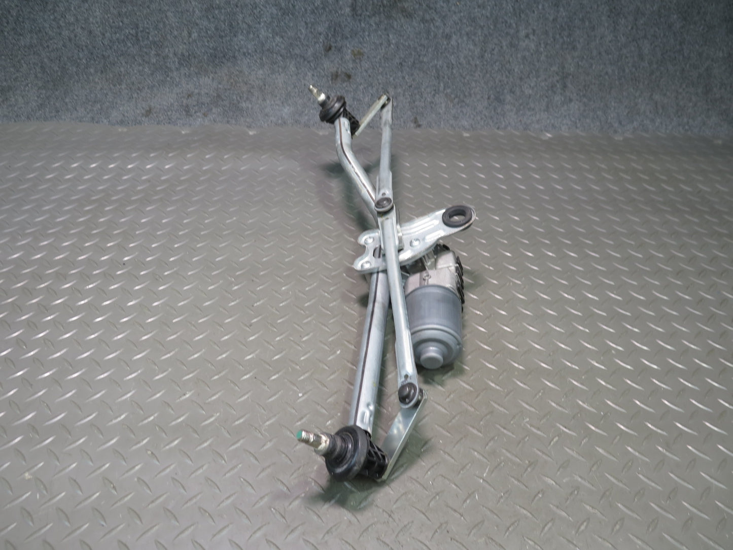 2001-2006 BMW E46 M3 3-SERIES Windshield Wiper Transmission Linkage w Motor