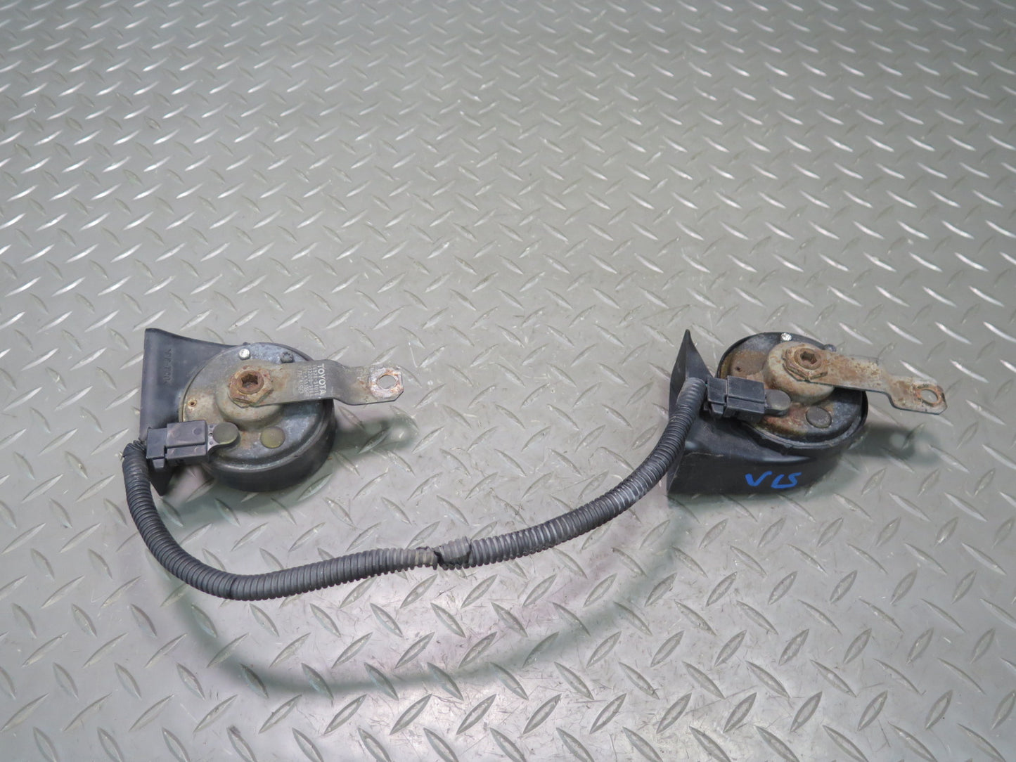 01-05 Lexus JCE10L IS300 Set of 2 High & Low Tone Note Pitch Horn Signal OEM