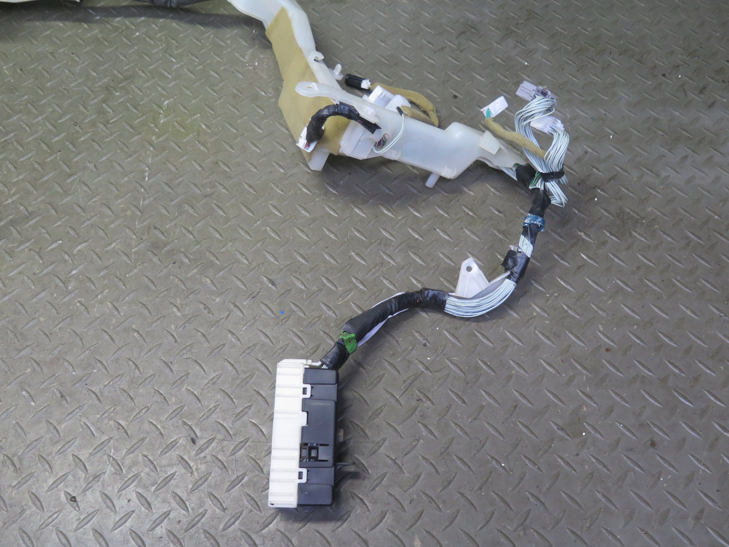2003-2004 Lexus UZJ100L LX470 Under Dash Wire Wiring Harness 82792-60190