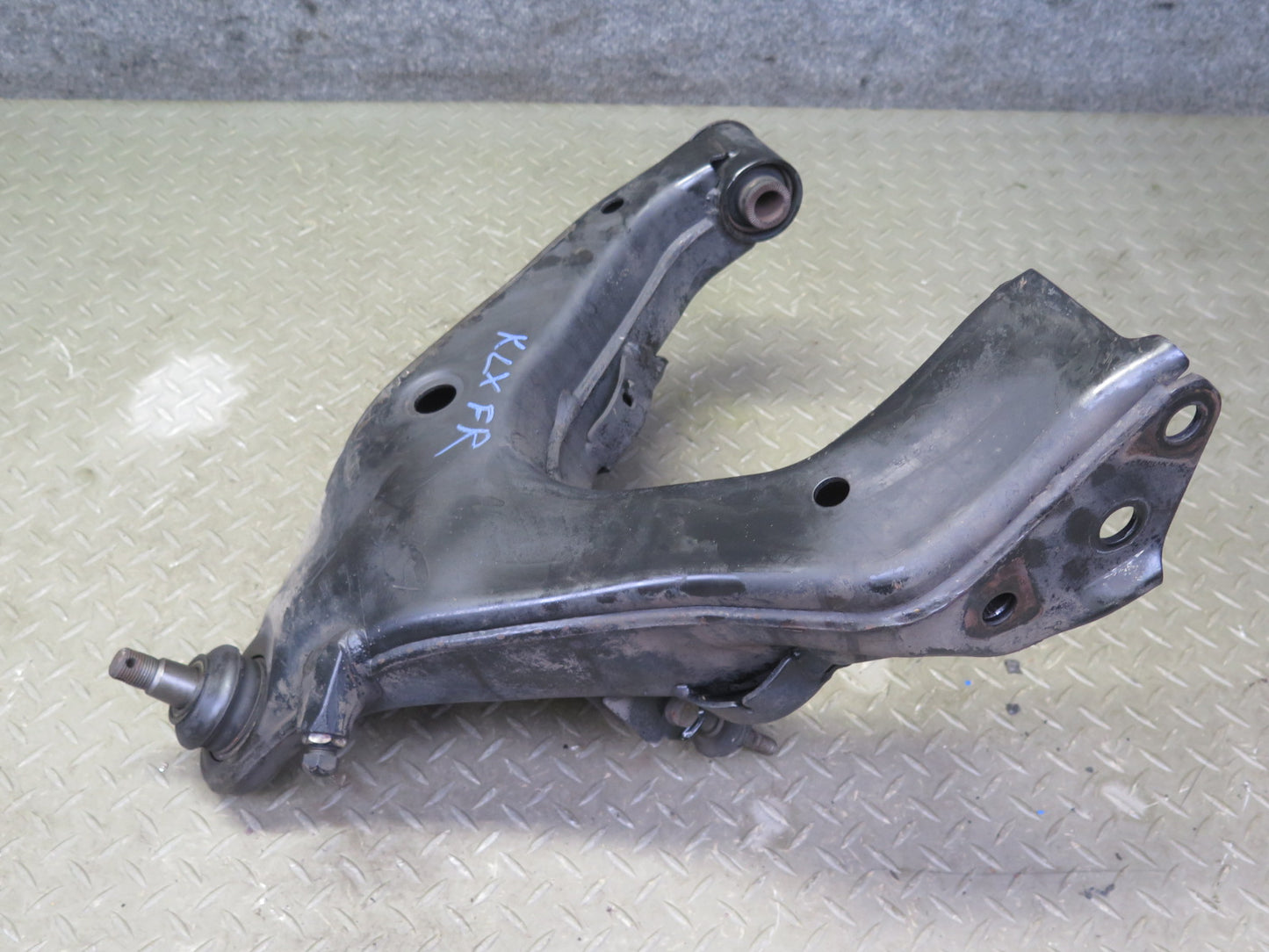 1998-2007 Lexus UZJ100L LX470 Front Right Suspension Lower Control Arm