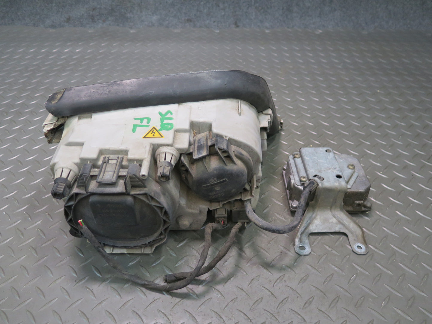 96-02 Mercedes R129 Sl-class Set of 2 Front Xenon Headlight Lamp w Ballast OEM