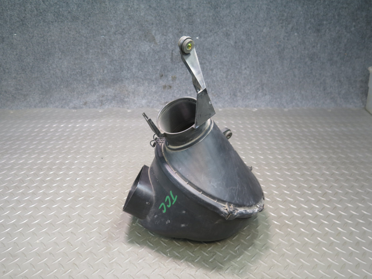 95-97 Toyota Celsior LS400 UCF20 Air Intake Cleaner Filter Box 22020-50090 OEM
