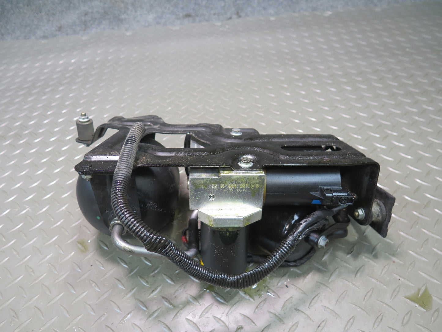 03-06 Mercedes R230 SL Rear ABC Hydraulic Suspension Valve Block Pump OEM