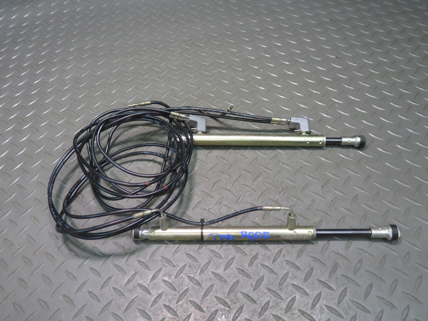 01-06 BMW E46 330ci Convert Set of 2 TOP Roof Tensioner Hydraulic Cylinder OEM