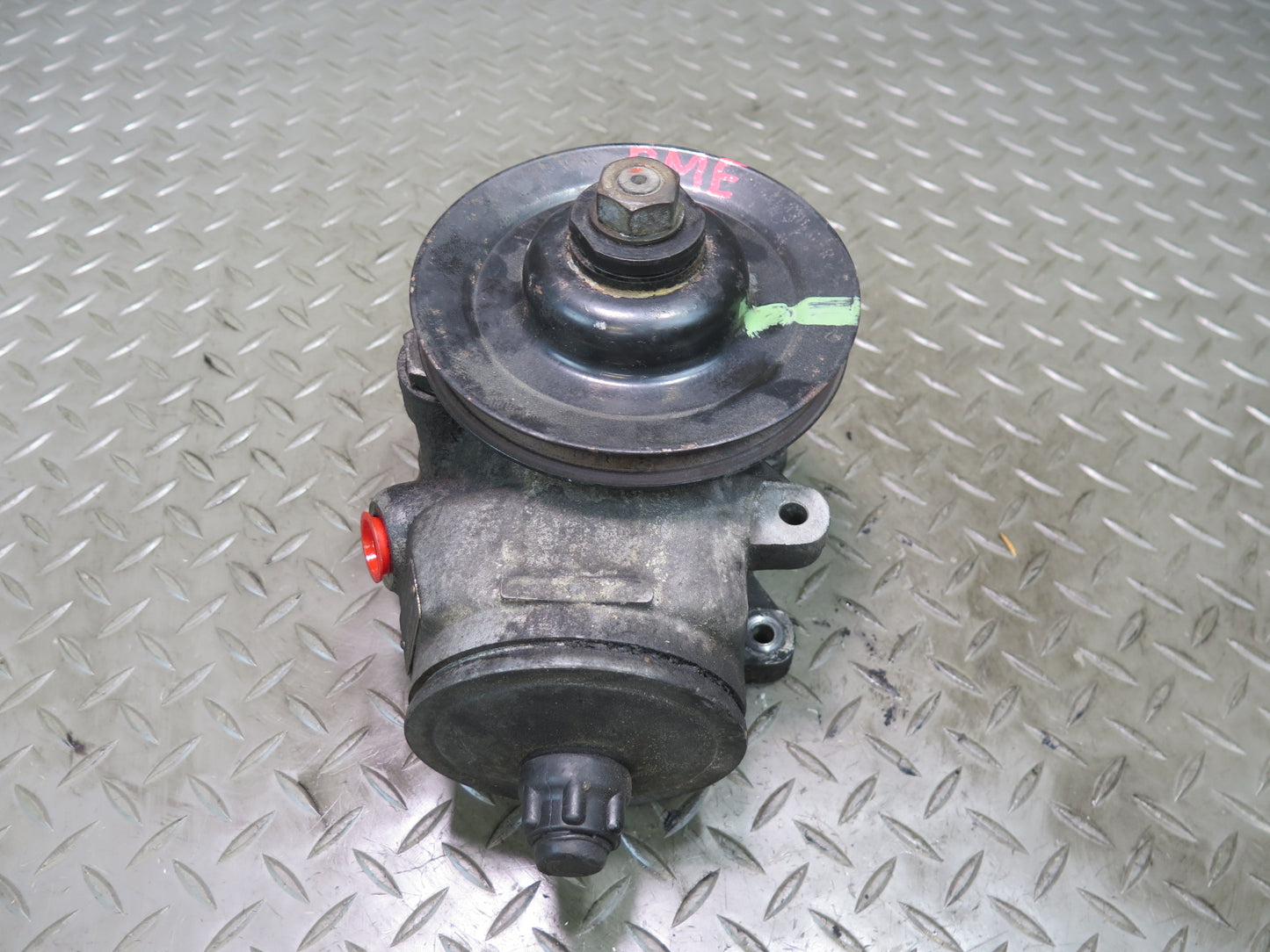 81-85 Mercedes W123 300D OM617 Power Steering Pump 1264601580 OEM