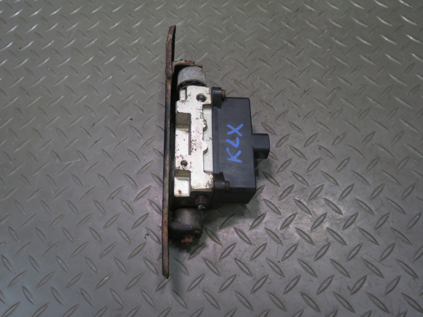 1998-2007 Lexus UZJ100L LX470 Suspension Height Control Leveler Valve