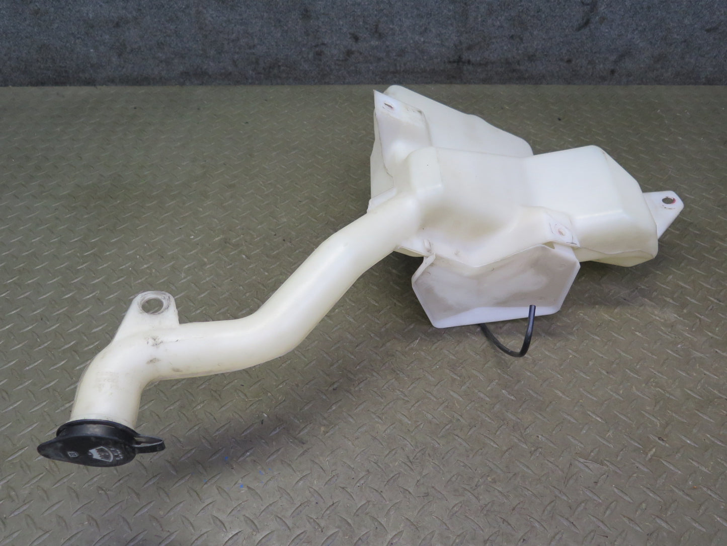 2004-2009 Cadillac XLR Windshield Washer Reservoir Bottle Tank 10339236