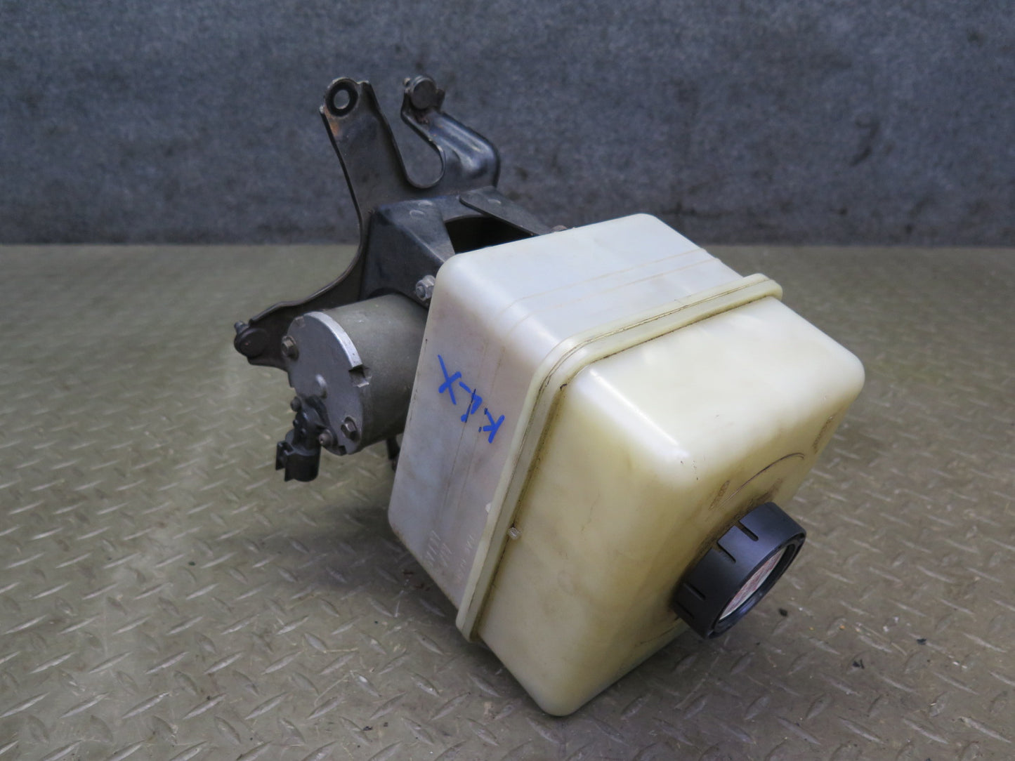 2003-2007 Lexus UZJ100L LX470 Air Ride Suspension Height Pump Motor w Reservoir