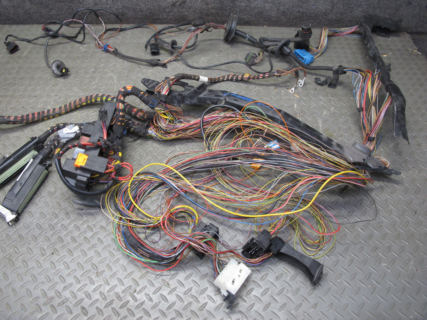 1999 Porsche 911 996 3.4L M96.01 RWD A/T Engine Motor Wire Wiring Harness