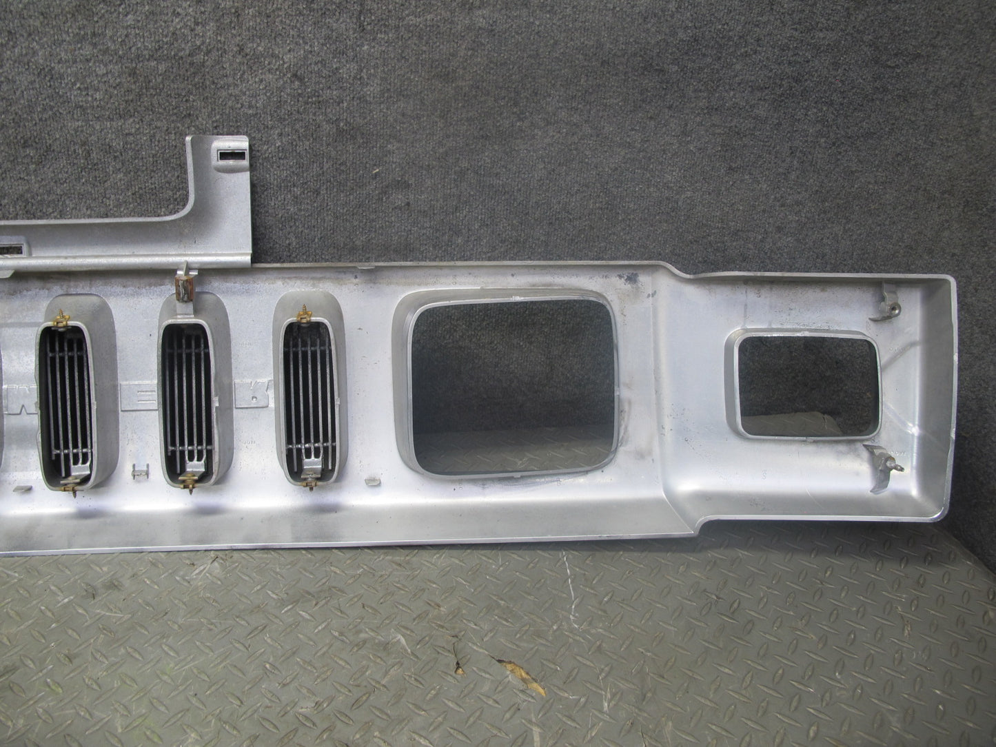 2003-2007 Hummer H2 Front Bumper Radiator Upper Grille Molding 15177227