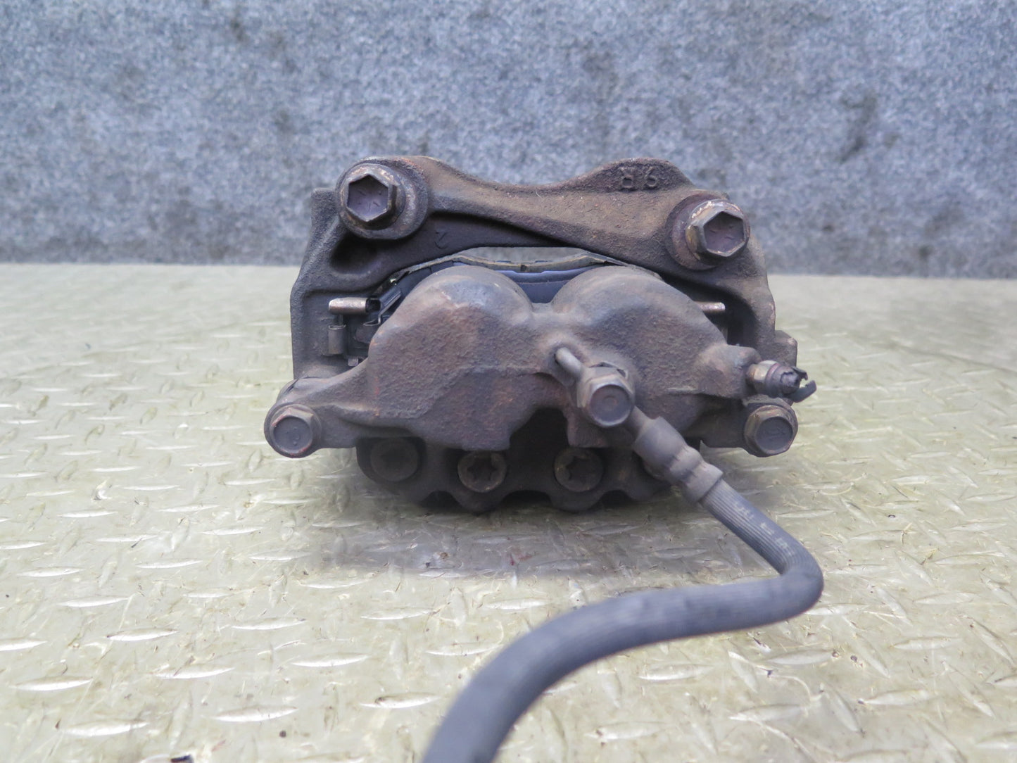 01-05 Lexus JCE10L IS300 Set of 2 Front Left & Right Brake Caliper OEM