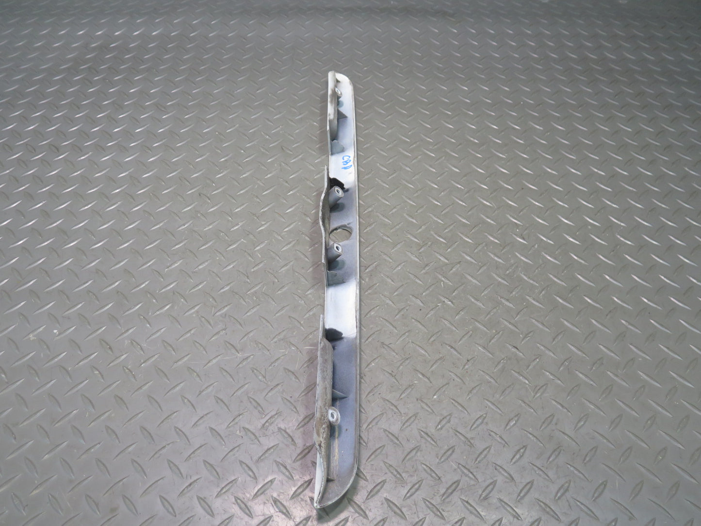 94-99 BMW E36 328ci 325ci Trunk Lid Finisher Trim Molding Grip Alpinweiss OEM