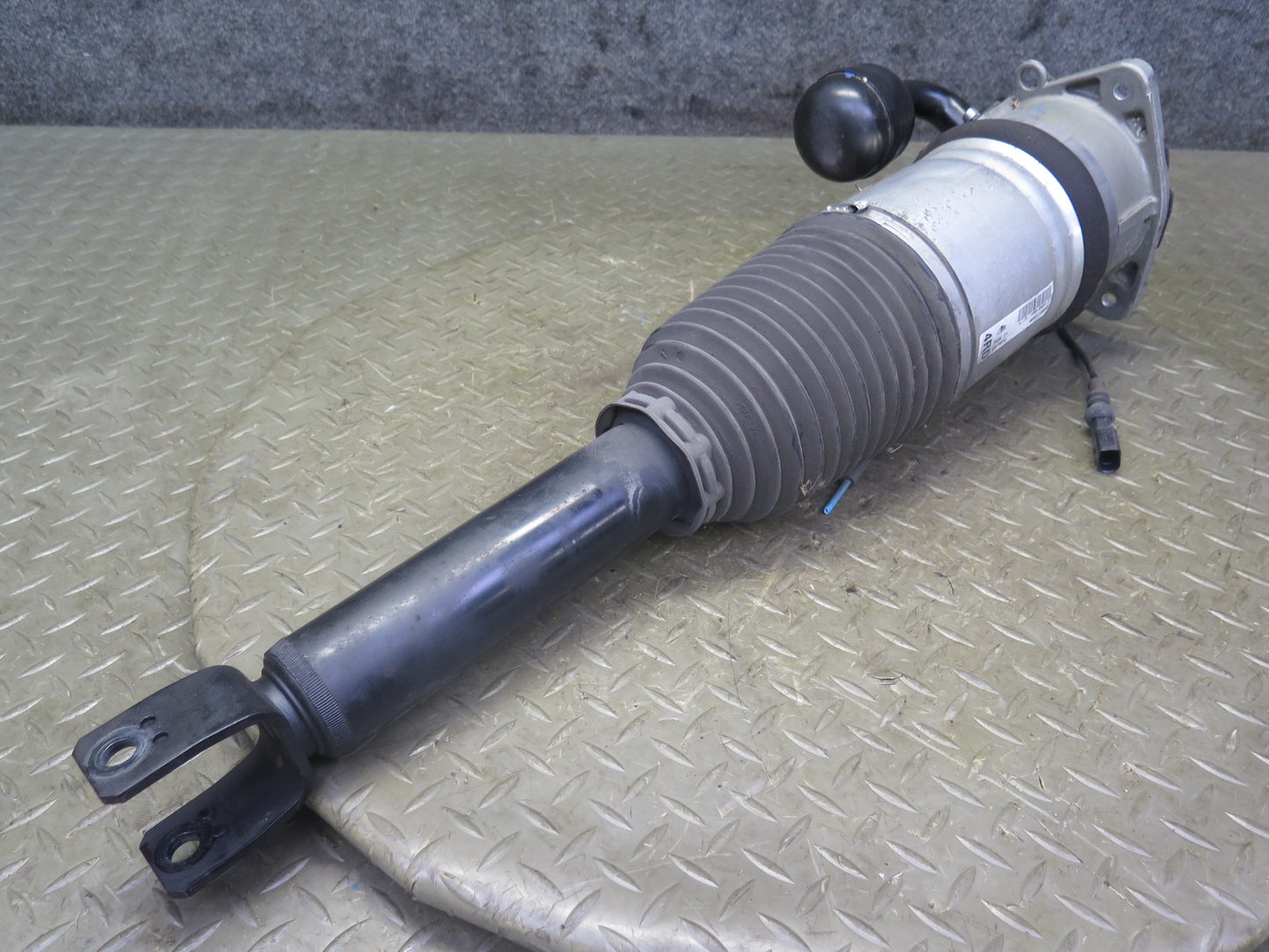 2006-2012 Bentley Flying Spur Rear Right Side Air Ride Air Shock Strut Absorber