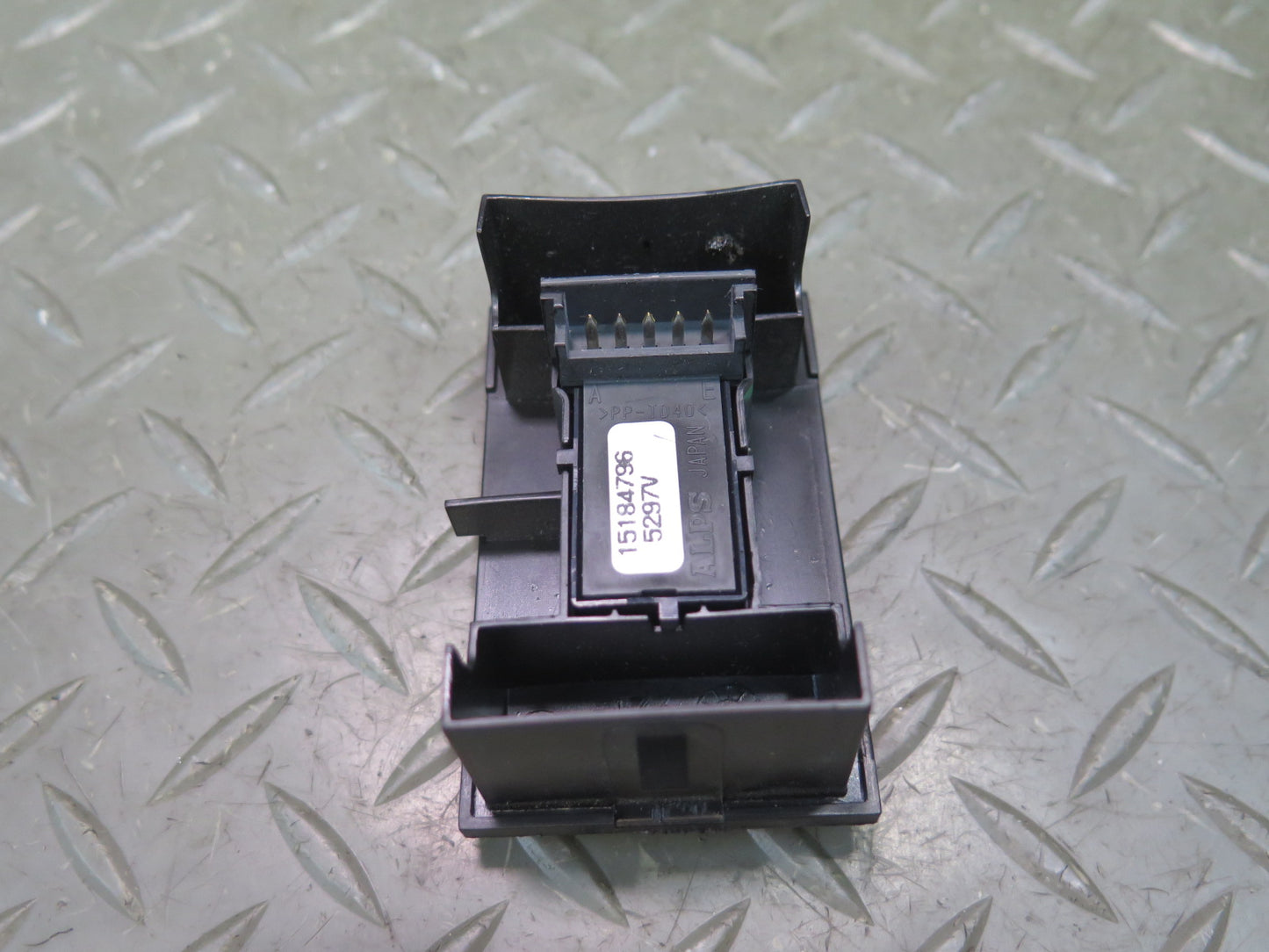 2005-2007 Hummer H2 SUT Rear Back Center Window Switch