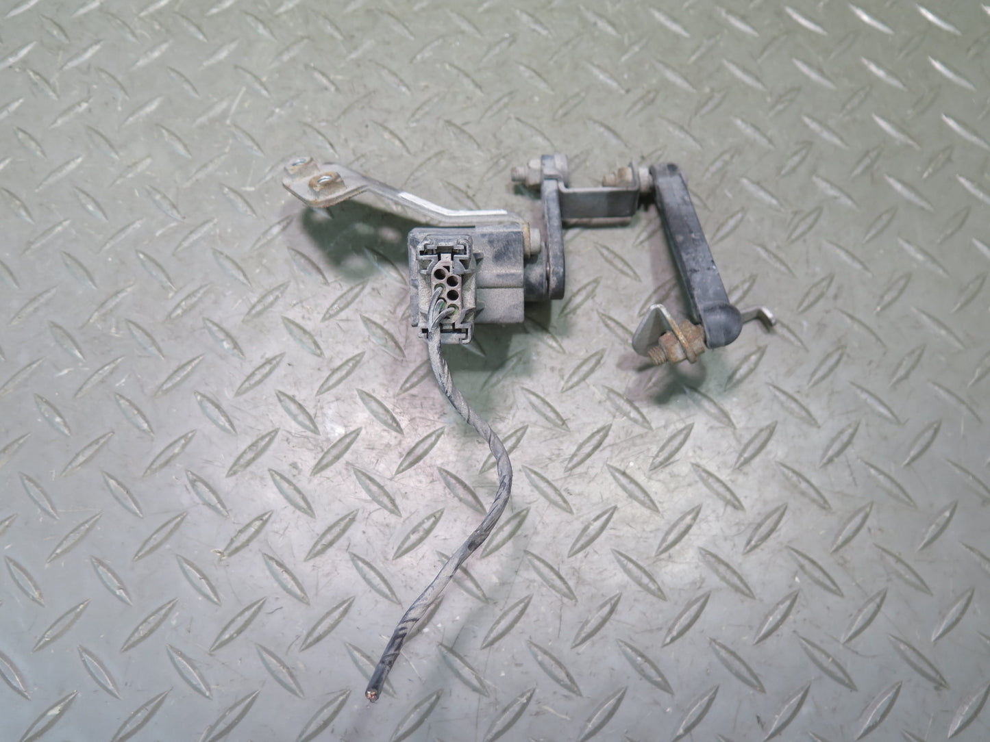 03-08 BMW E85 Z4 Rear Right Suspension Height Level Sensor 6778810 OEM