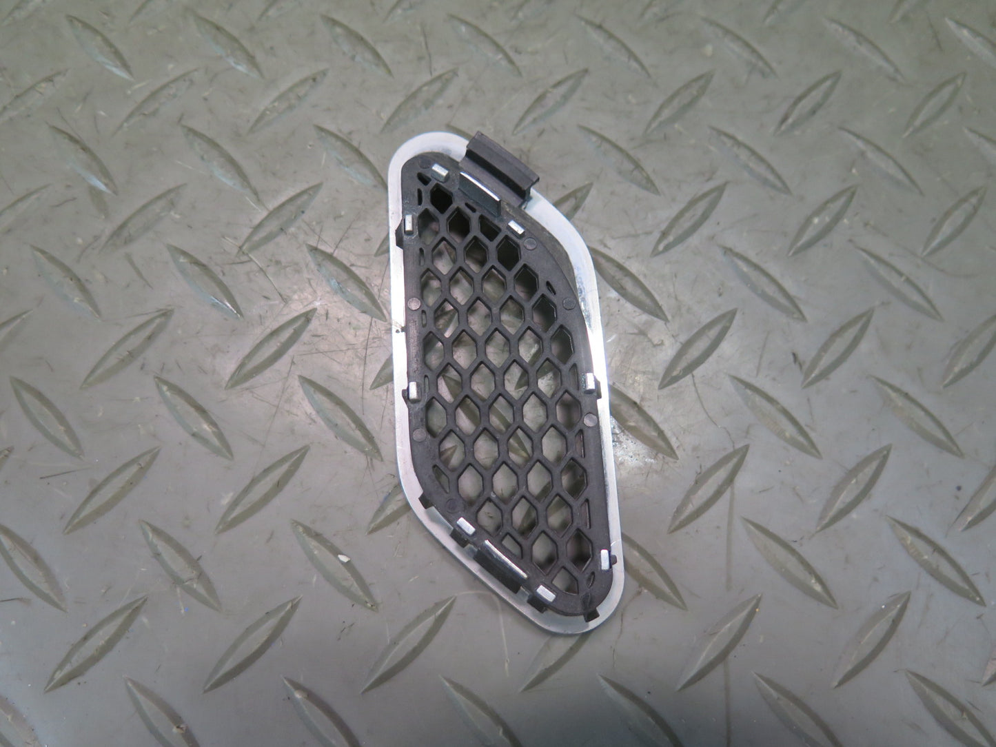 08-19 Maserati Granturismo M145 Front Left Fender Vent Trim Grille Set of 3