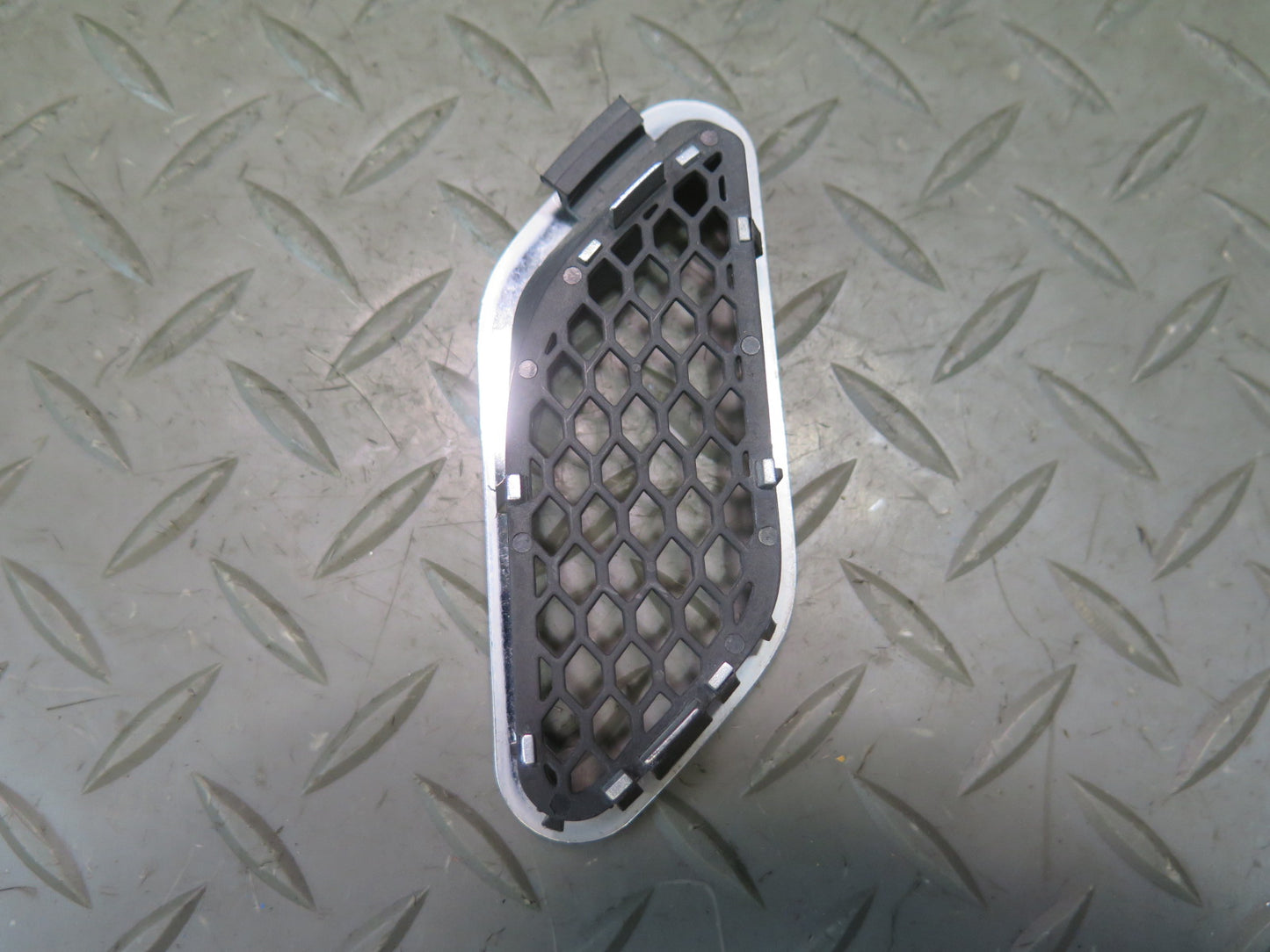 08-19 Maserati Granturismo M145 Front Right Fender Vent Trim Grille Set of 3