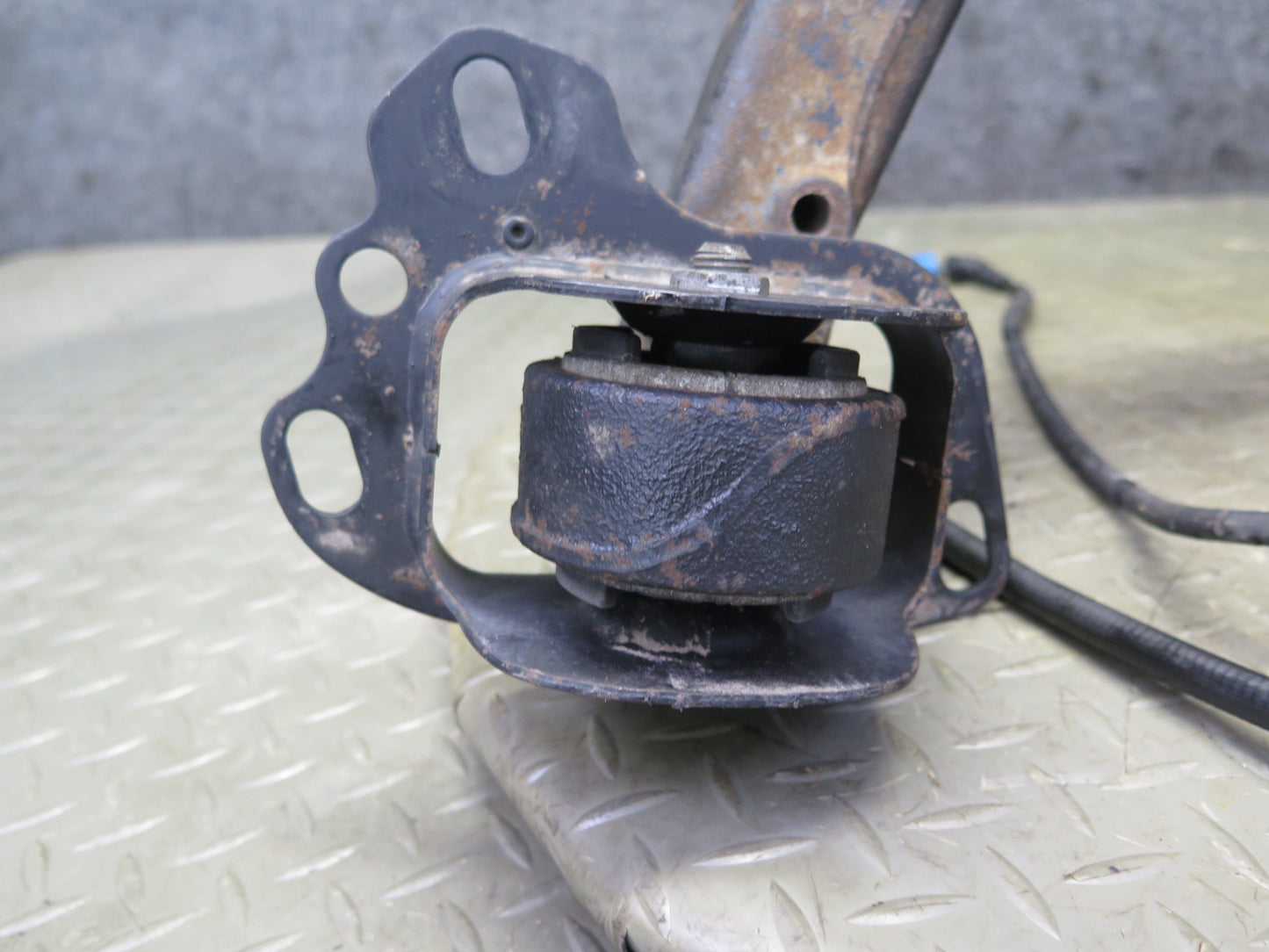 03-08 BMW E85 Z4 3.0 RWD Rear Right Spindle Knuckle Trailing Arm Hub Bearing OEM