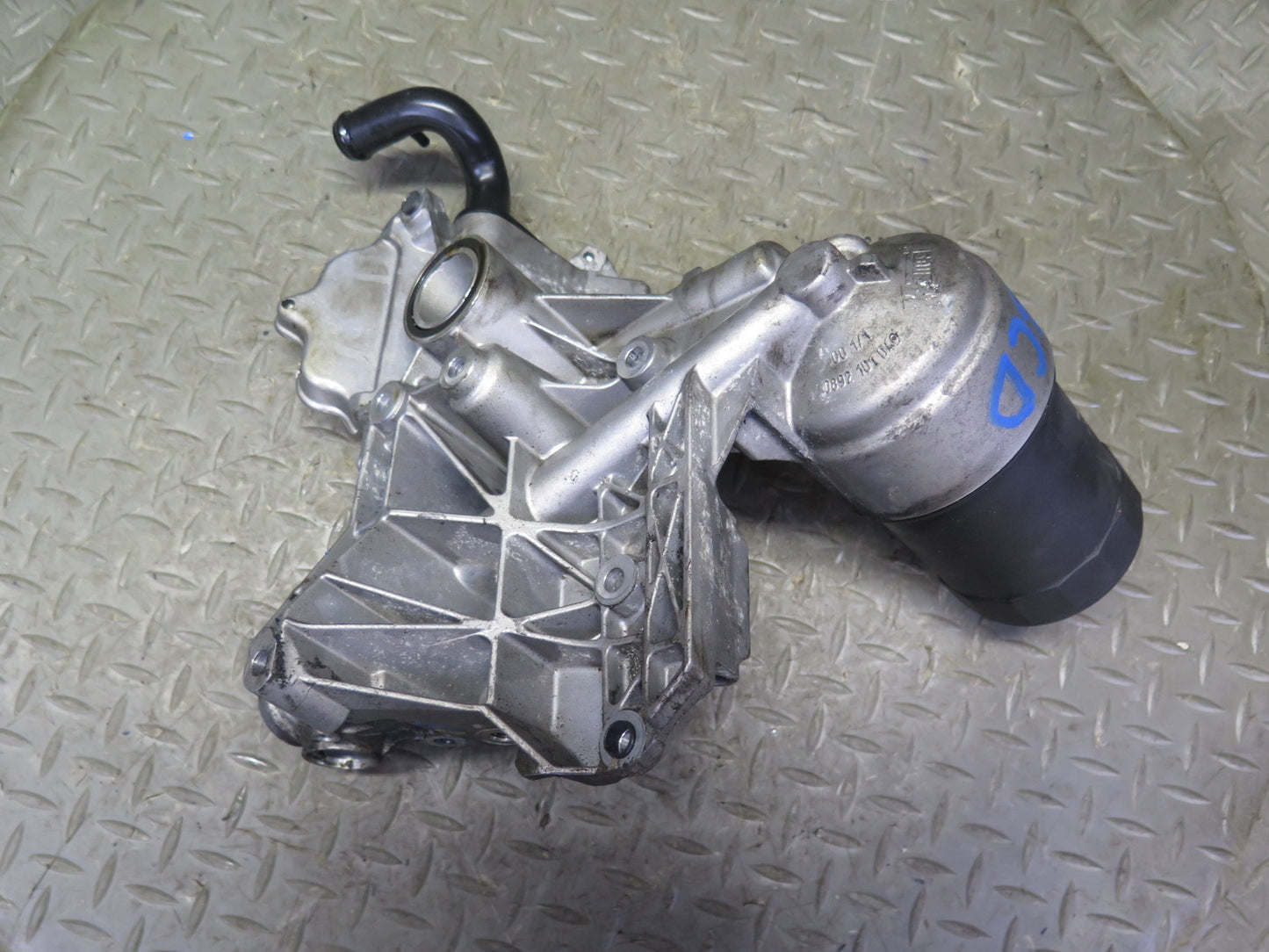 2006-2012 Bentley Flying Spure 6.0L Engine Oil Filter Cooling Housing Bracket