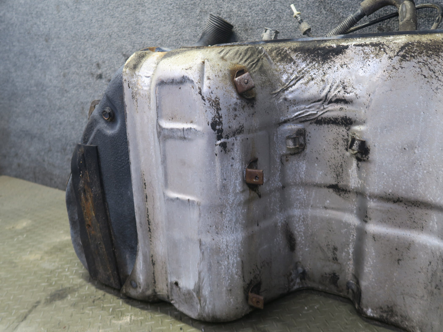 01-05 Lexus JCE10L IS300 Sedan Fuel Tank Unit w Pipe Line 78K Miles OEM