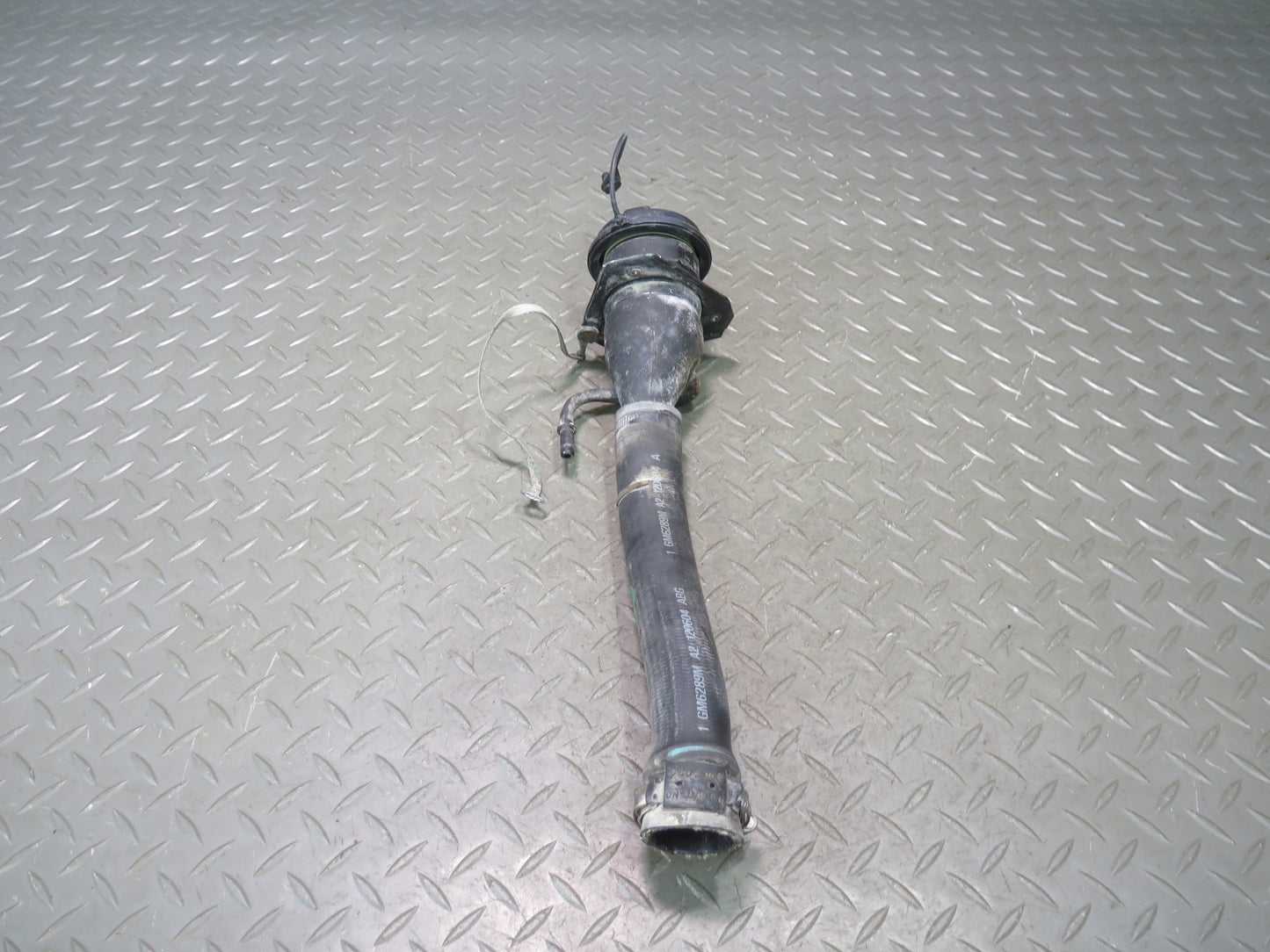 2004-2005 Cadillac XLR Fuel Gas Tank Filler Neck w Cap