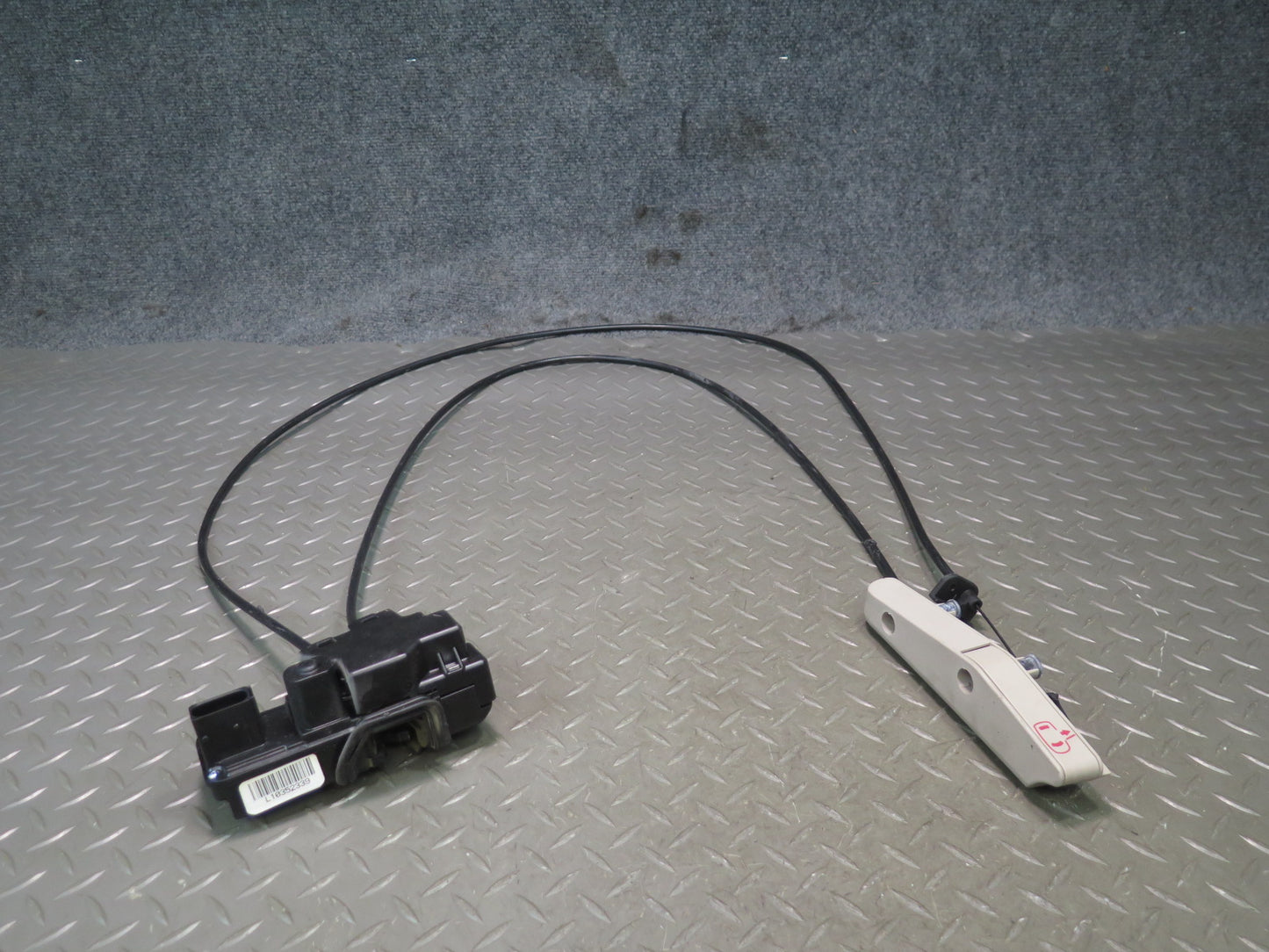 2004-2009 Cadillac XLR Left Door Lock Latch w Handle & Cable