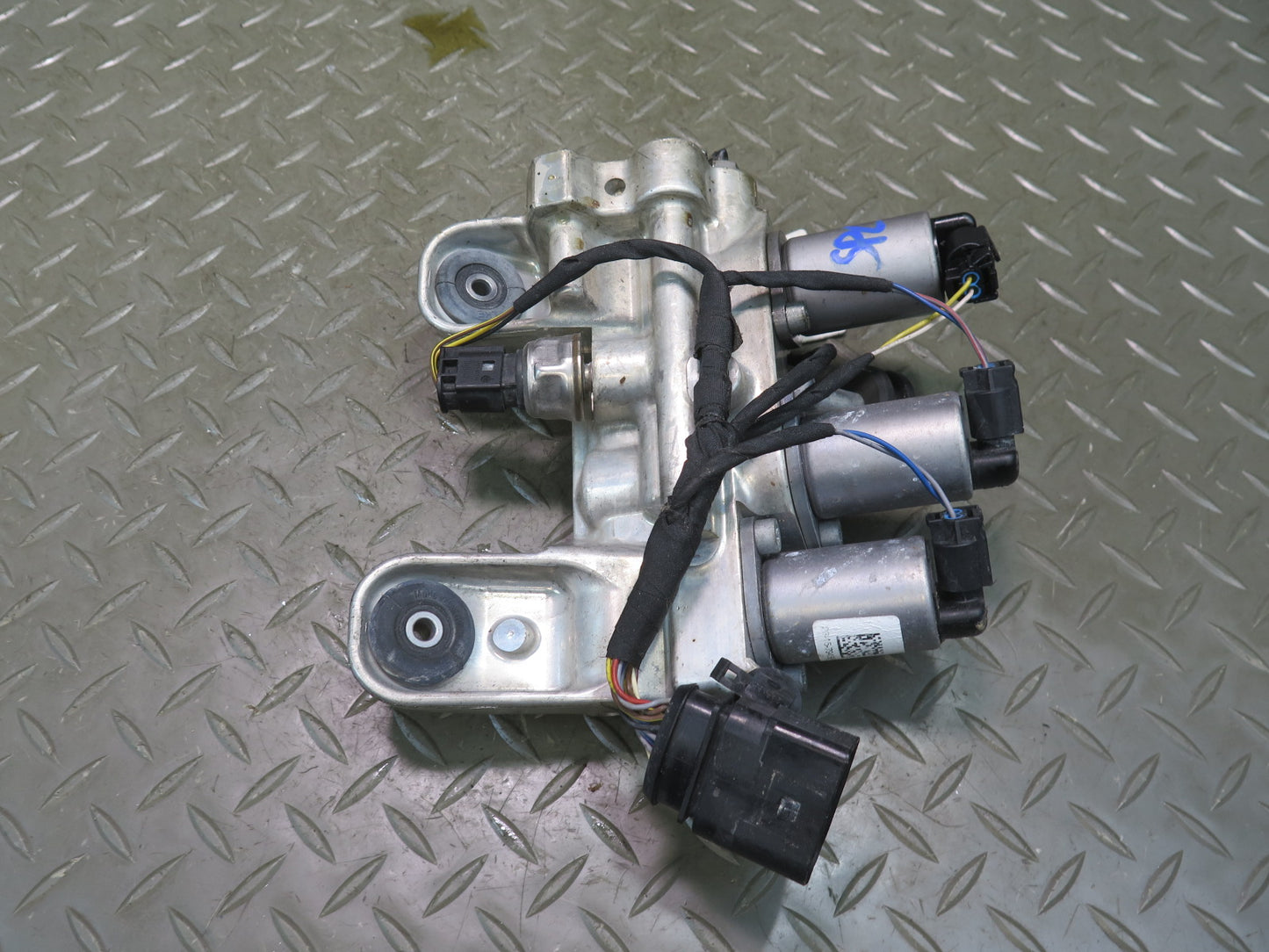 2011-2018 Porsche Cayenne 958 Front Suspension Self Leveling Valve Block