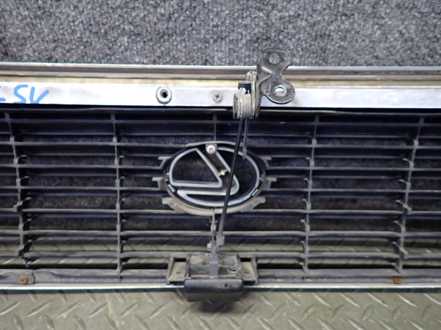 98-00 Lexus UCF20L LS400 Front Hood Radiator Upper Grille w Hood Release OEM