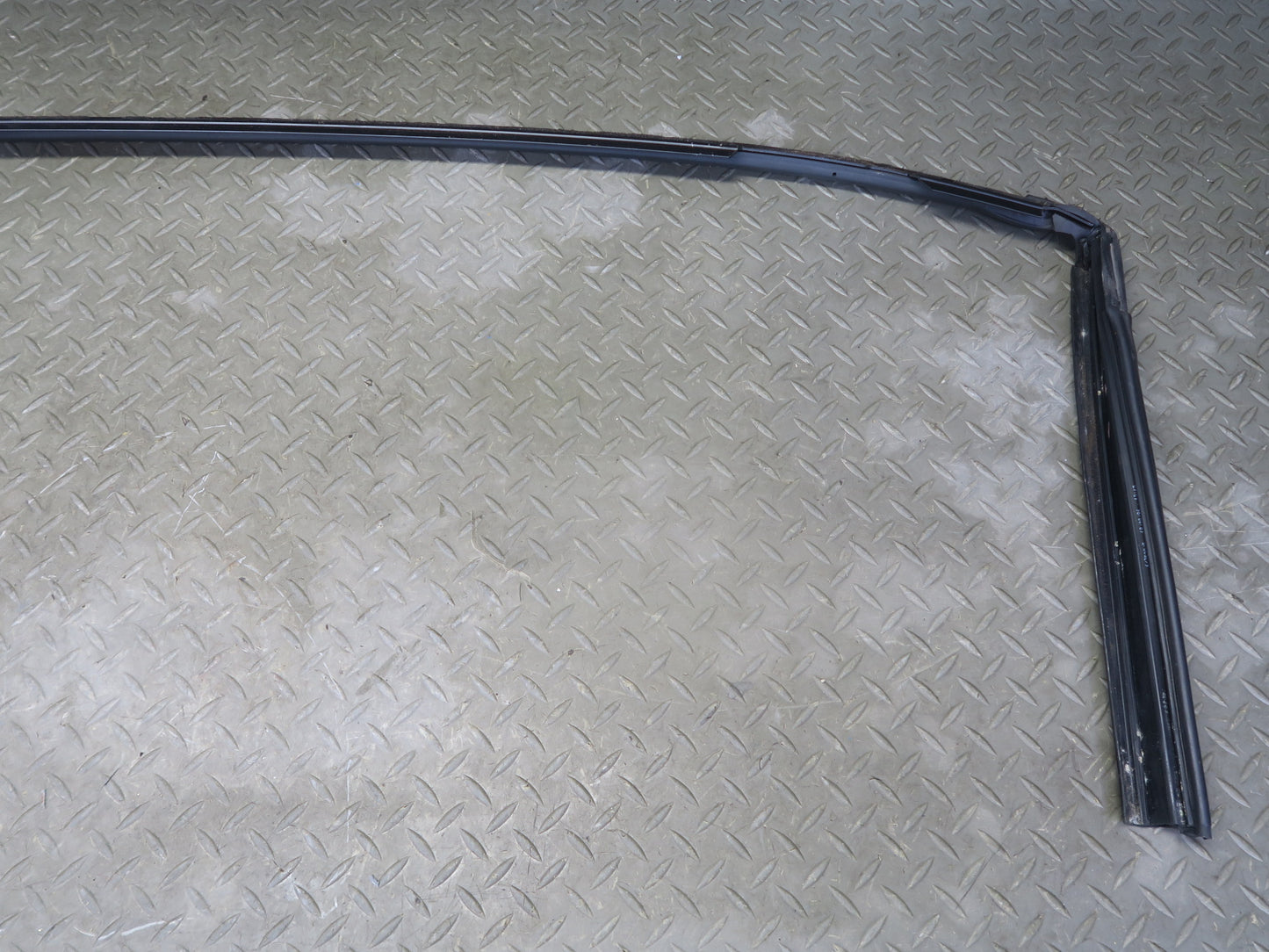 96-99 BMW E36 318iC Convertible TOP Roof Weatherstrip Rubber Seal Gasket OEM