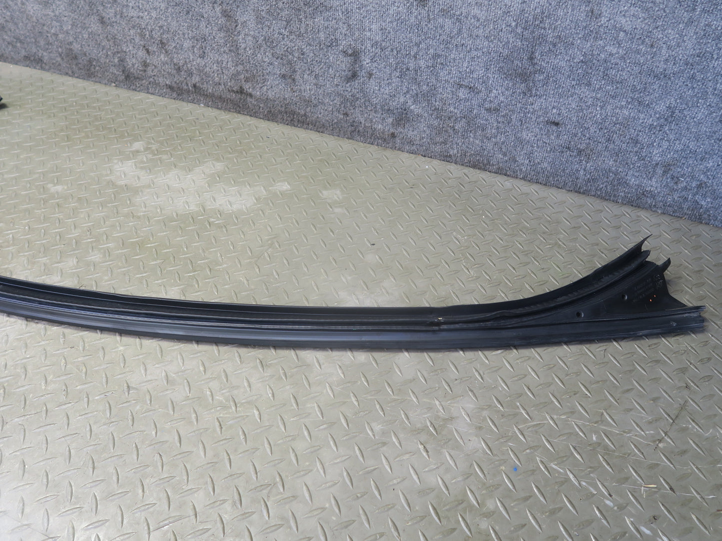 08-19 Maserati Granturismo M145 Right Door Upper Weatherstrip Rubber Seal Gasket