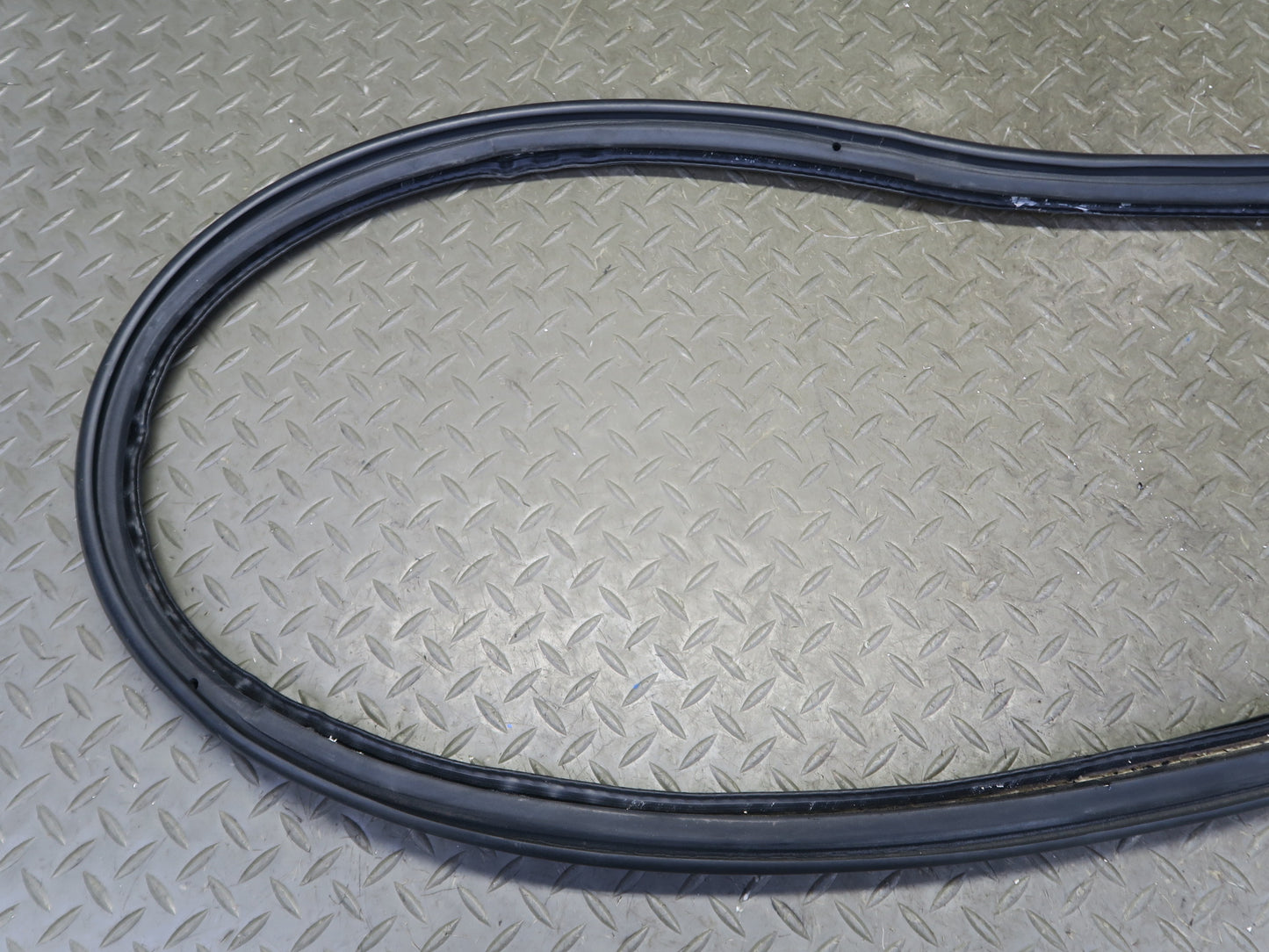 97-04 Porsche Boxster 986 Left Door Weatherstrip Rubber Seal Gasket 98653707502