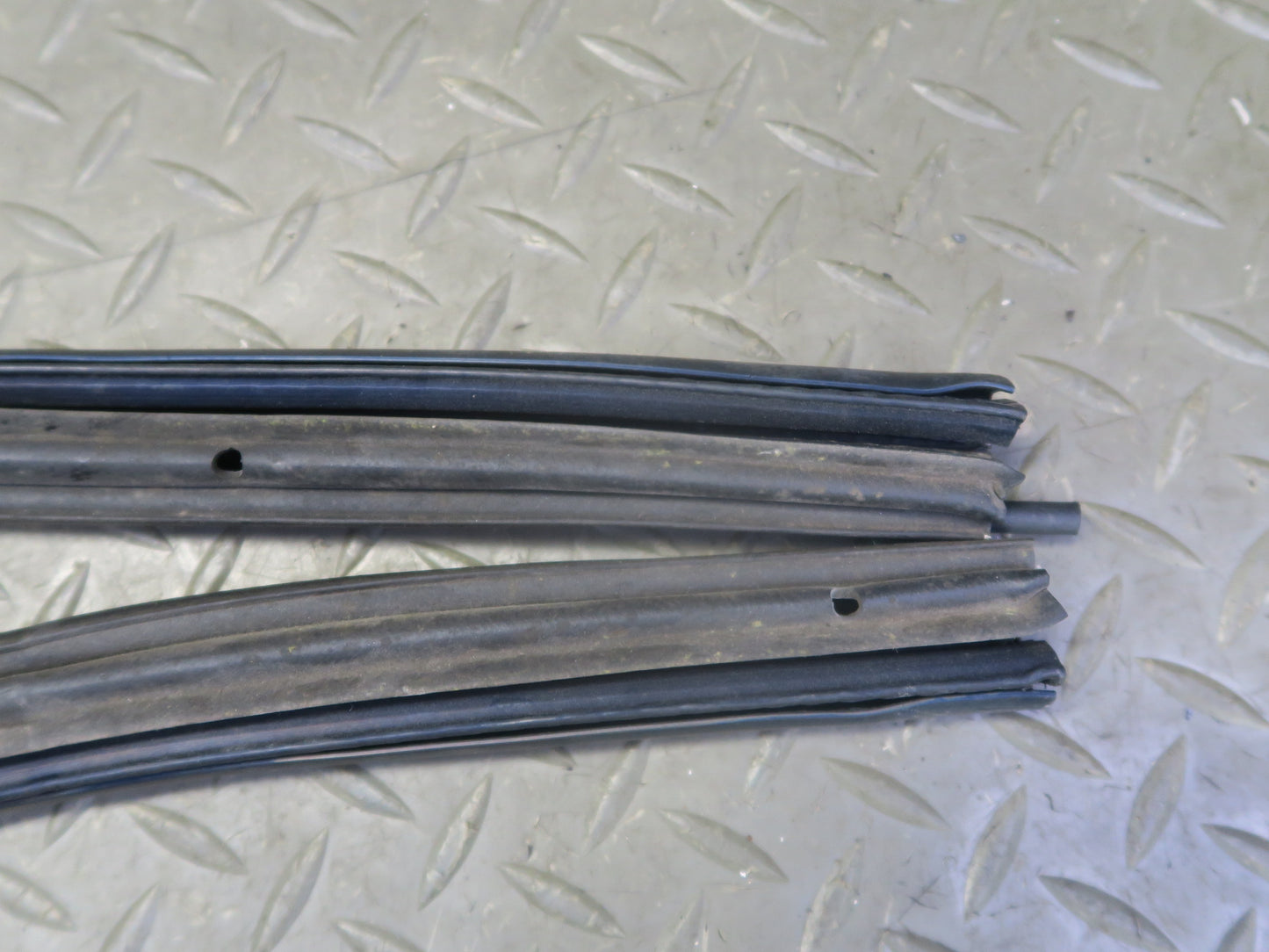 95-99 BMW E36 318ti Compact Right Door Weatherstrip Rubber Seal Gasket OEM