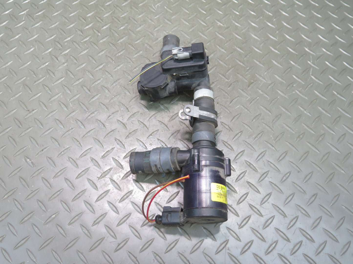 2011-2014 Porsche Cayenne 958 4.8L Engine Motor Auxiliary AUX Water Pump Valve