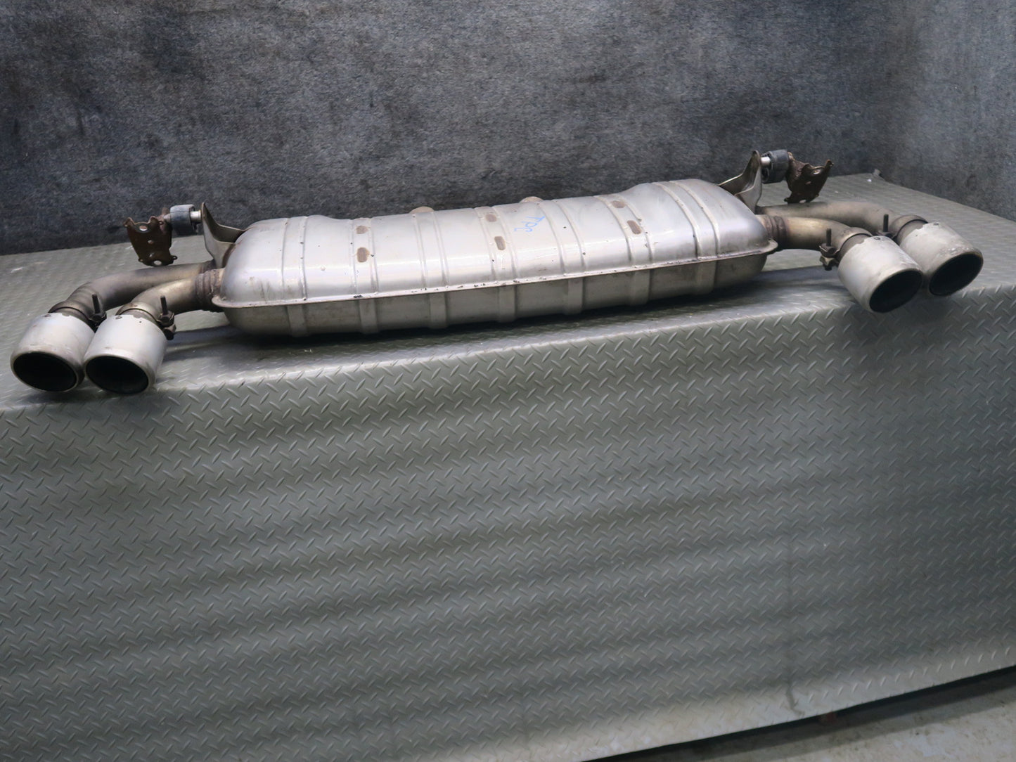 2011-2014 Porsche Cayenne 958 Turbo 4.8L Rear Exhaust Muffler W/ Dual Tips