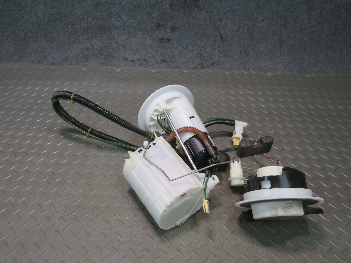 09-12 Audi B8 A5 S5 4.2L Fuel Pump Level Sensor Assembly OEM