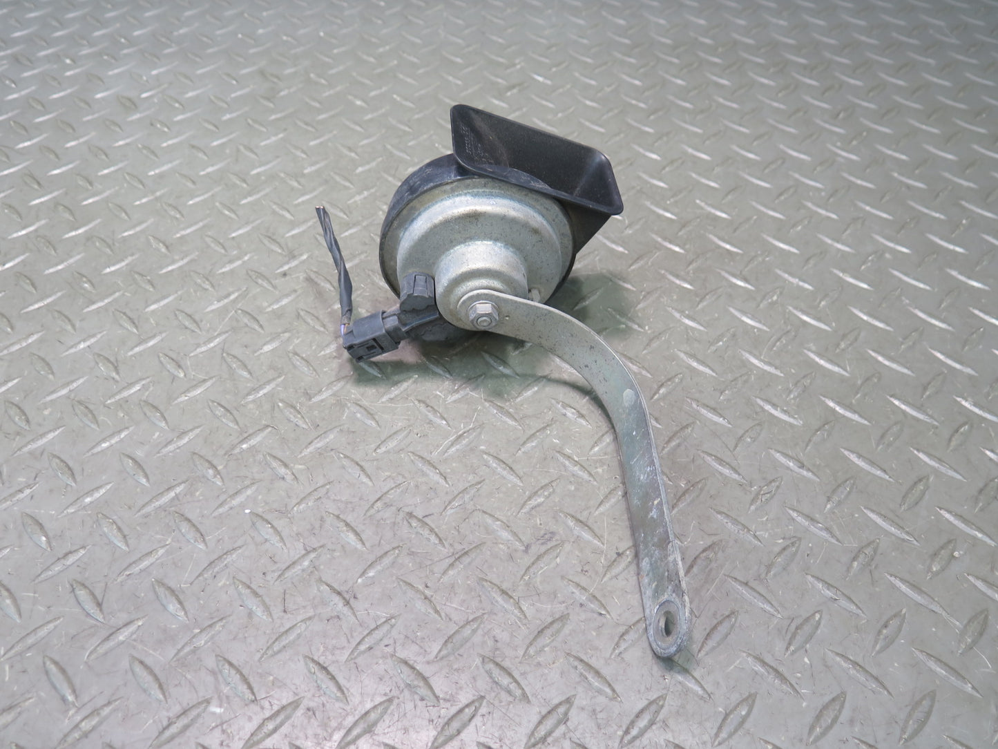 03-08 BMW E86 E85 Z4 Set of 2 High & Low Tone Pitch Horn Signal OEM