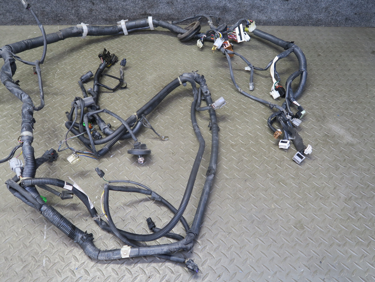 96-98 Nissan Stagea WGC34 RB25DE A/T Engine Bay Wire Wiring Harness Fusebox OEM