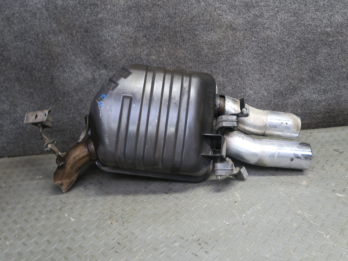 2006-2010 BMW E63 E64 M6 Rear Left & Right Exhaust Muffler w Tips Set of 2