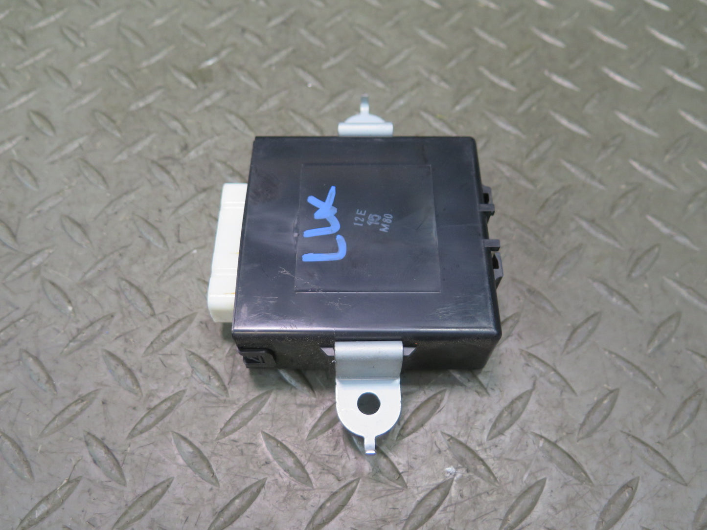 1998-2007 Lexus UZJ100L LX470 Antenna Relay Control Module Unit 85914-60070