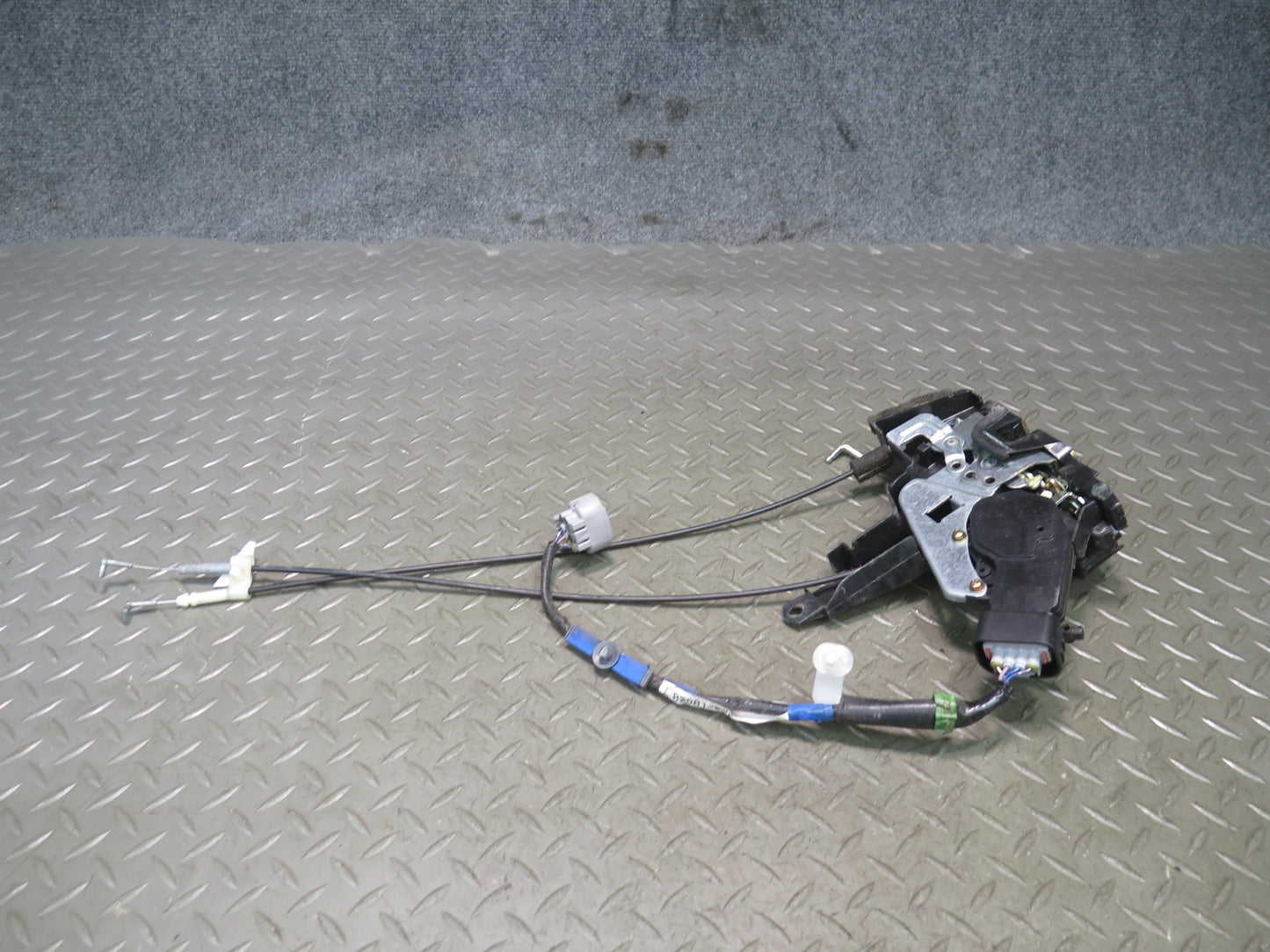 2003-2007 Lexus UZJ100L LX470 Front Right Door Lock Latch Actuator