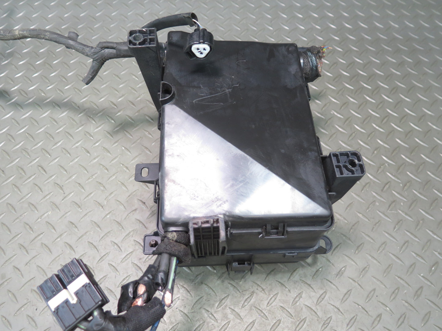 2003-2007 Lexus UZJ100L LX470 Under Hood Power Distribution Fuse Relay Box