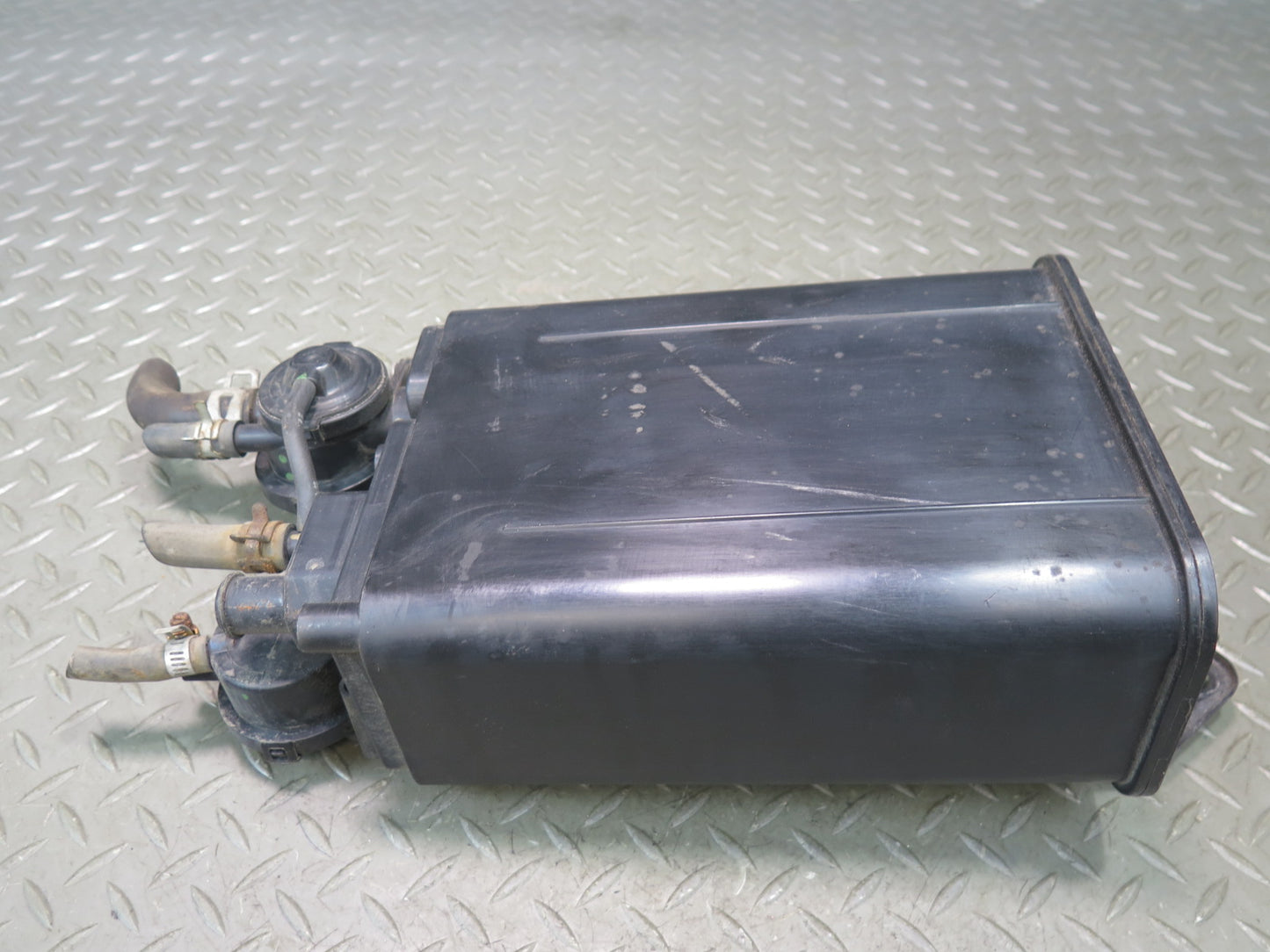 2003-2005 Lexus UZJ100L LX470 Fuel Evap Vapor Charcoal Canister 77740-60440