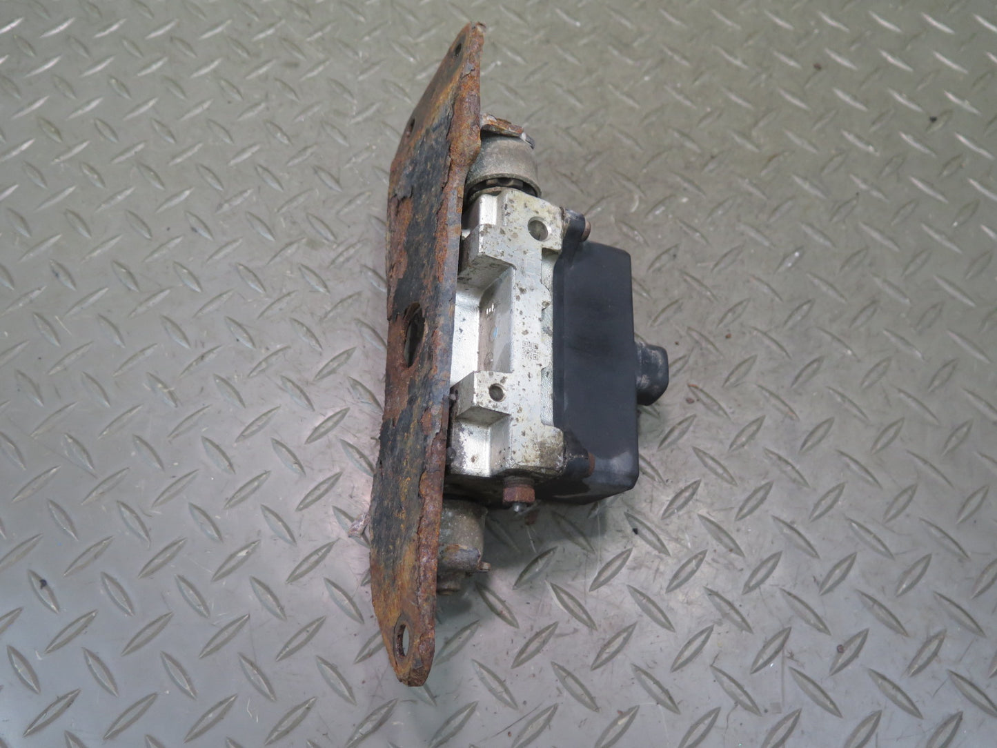 1998-2007 Lexus UZJ100L LX470 Suspension Height Level Control Valve Block