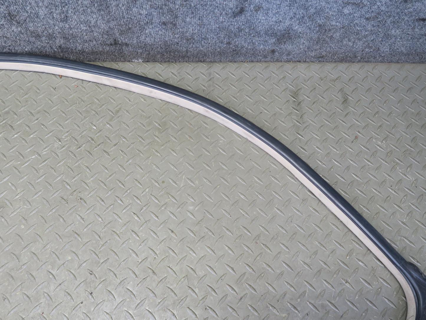 2003-2007 Lexus UZJ100L LX470 Front Left Door Weatherstrip Rubber Seal